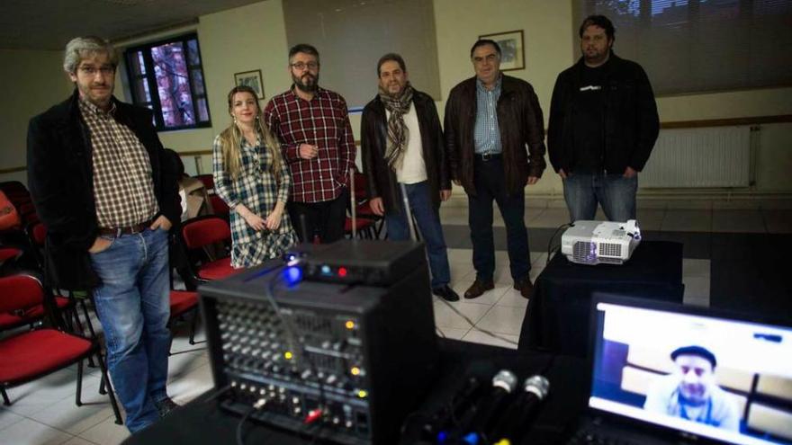 De izquierda a derecha, Agustín Martínez, Amanda Castro, Francisco Piquero (coordinador del centro social), Ángel Sánchez, Julio de la Fuente y Javier Gutiérrez.