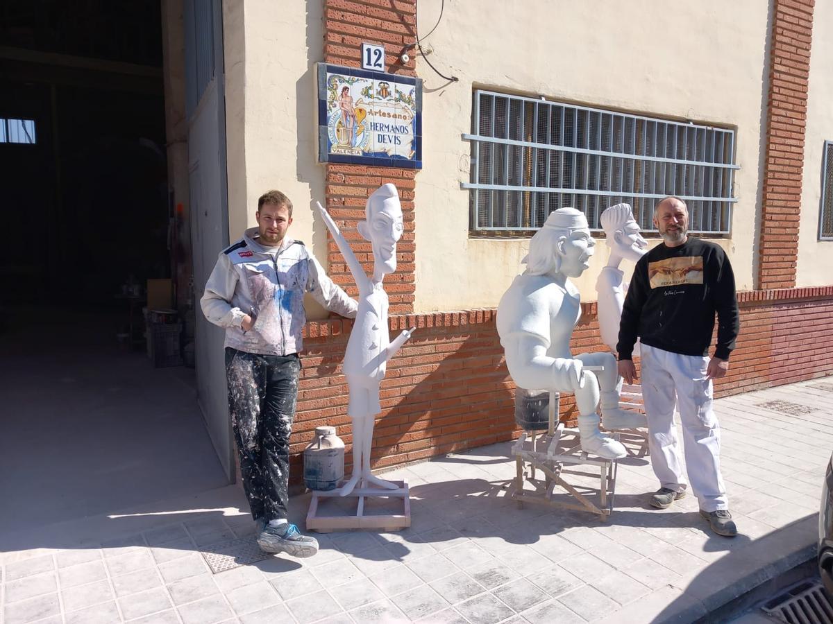 José Devís y su hijo, en la puerta de su taller.