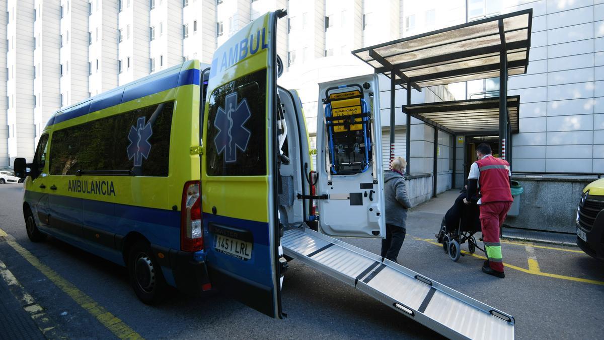 Una ambulancia de la concesionaria ante el Hospital Montecelo.