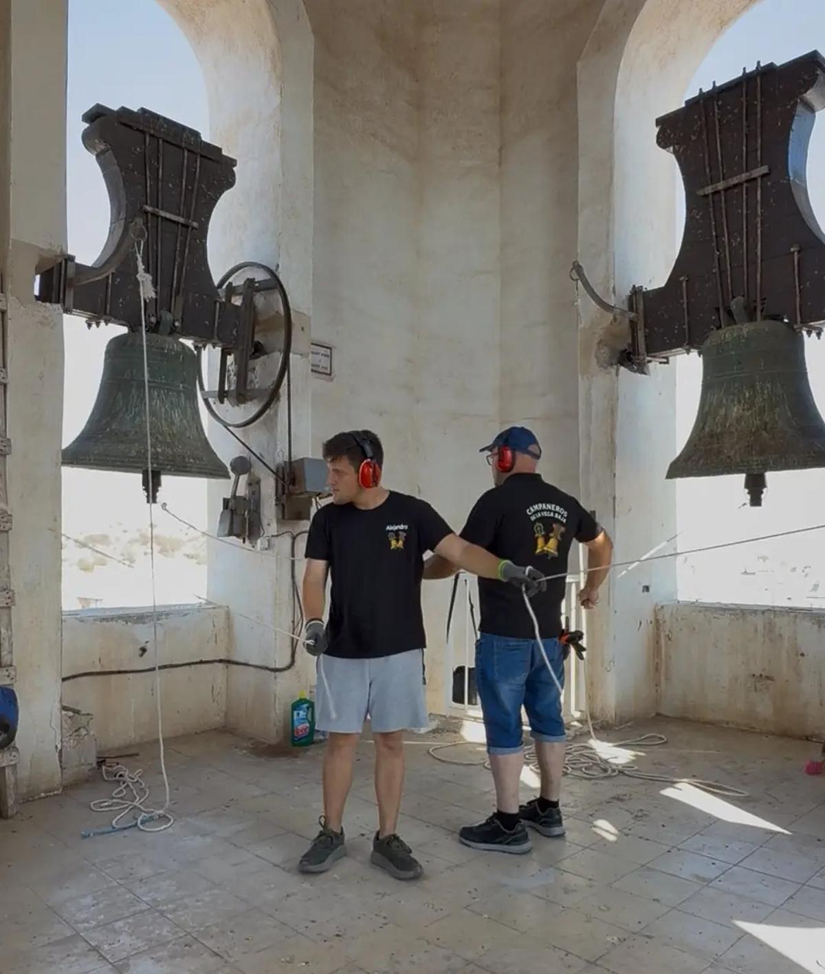Dos de los componentes de la asociación en el campanario de una iglesia de la comarca