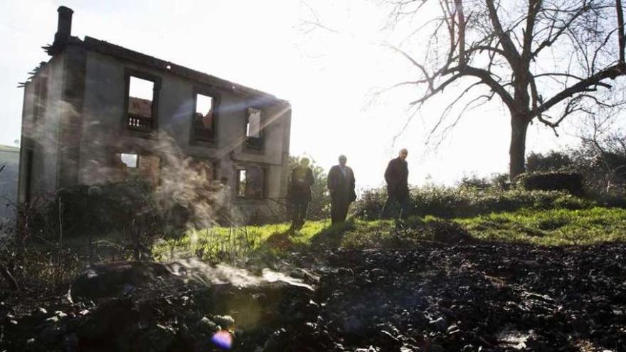 Una de las casas arrasadas por el fuego en Asturias.