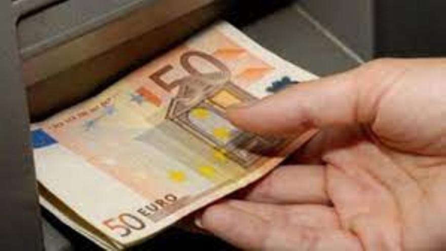 El salario bruto anual cae en Canarias un 12,3% en 2020, hasta los 17.301,26 euros, según el INE.