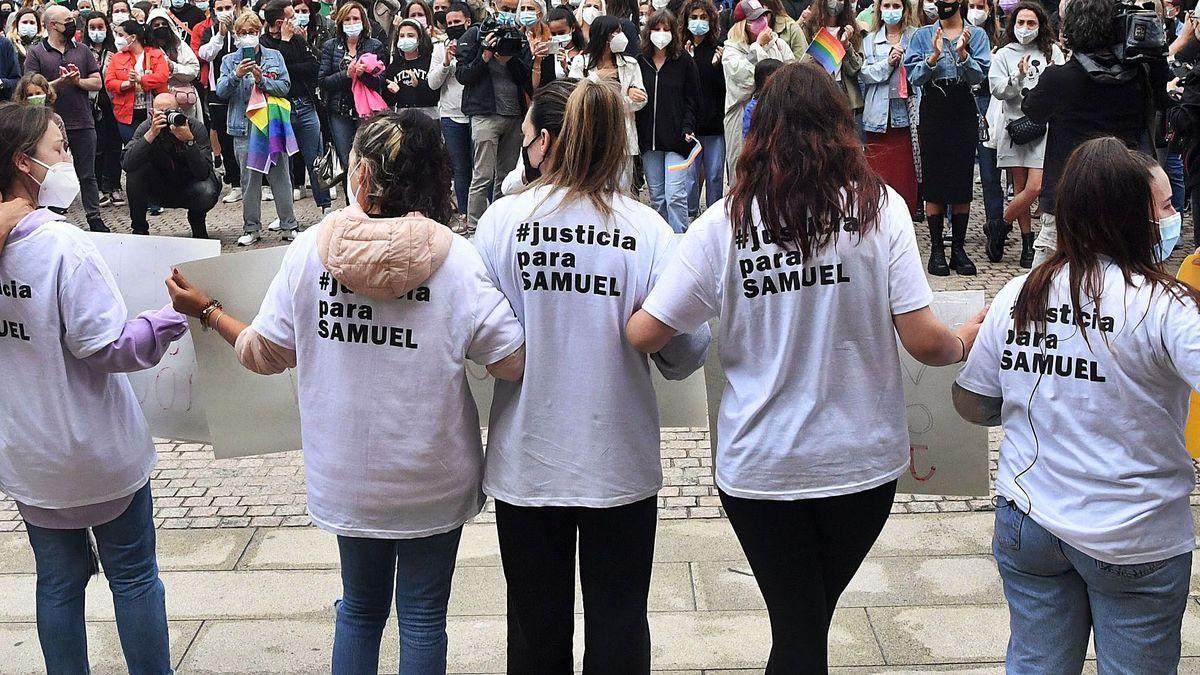 Los amigos de Samuel, durante la concentración celebrada en A Coruña en repulsa por el asesinato del joven.