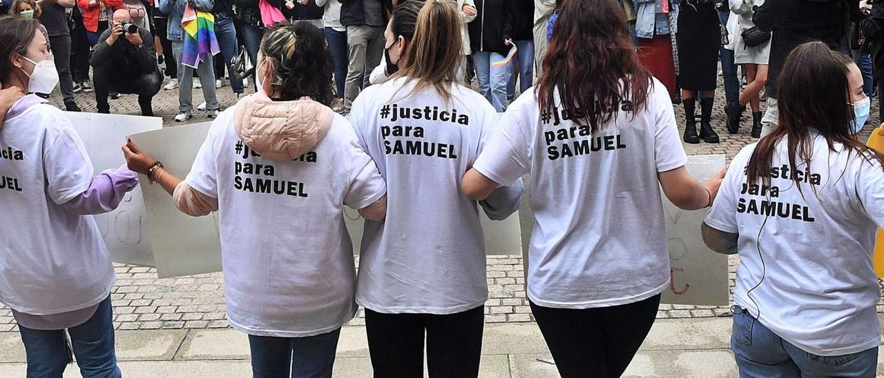 Los amigos de Samuel, durante la concentración celebrada en A Coruña en repulsa por el asesinato del joven.