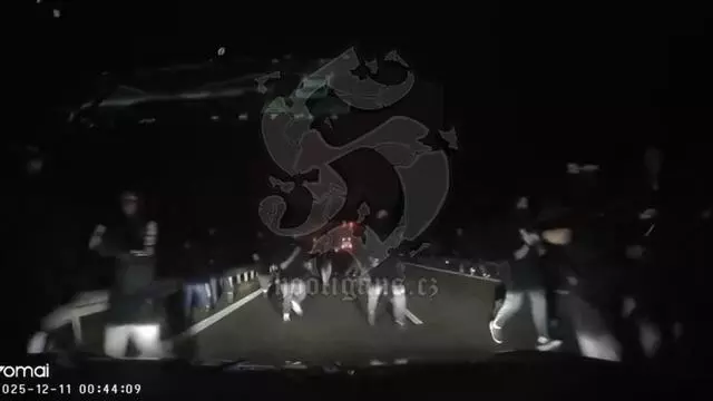 ¡Radicales del Jagiellonia emboscan un bus lleno de seguidores del Rayo Vallecano!