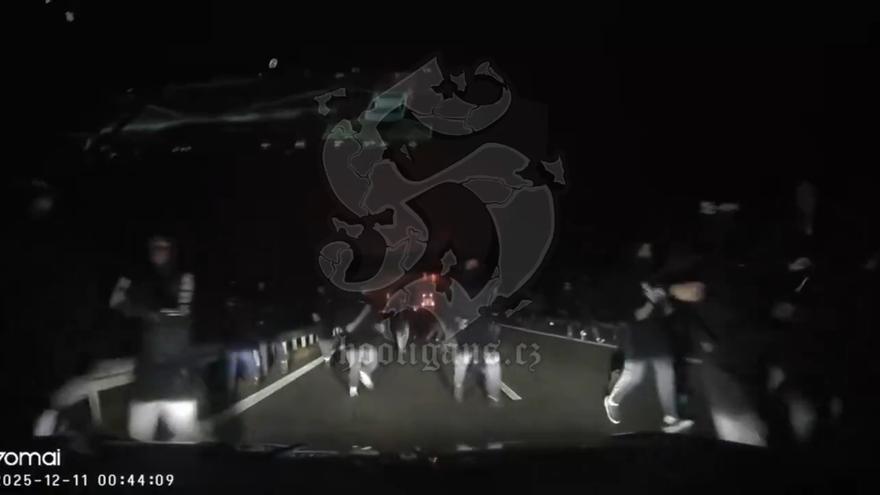 ¡Radicales del Jagiellonia emboscan un bus lleno de seguidores del Rayo Vallecano!