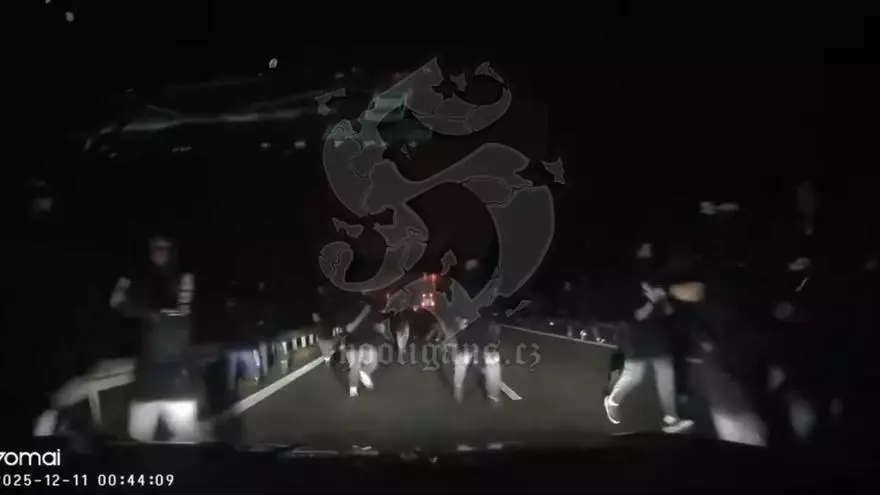 ¡Radicales del Jagiellonia emboscan un bus lleno de seguidores del Rayo Vallecano!