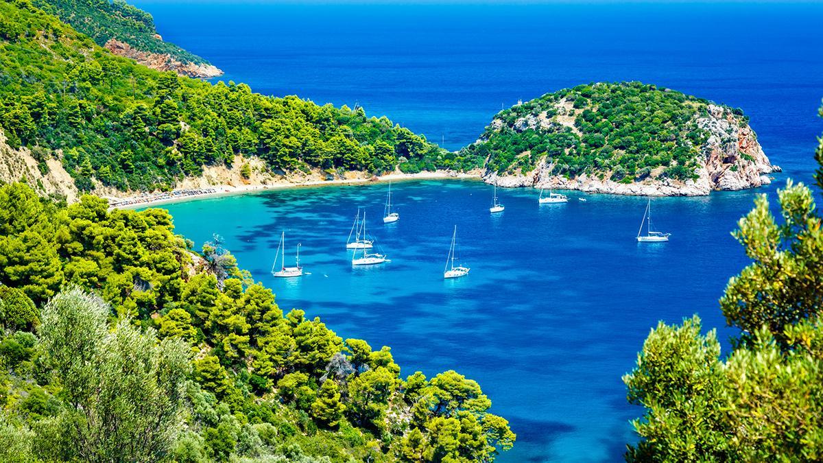 Skopelos combina calas azules, pinares y pueblos blancos en la Grecia más cinematográfica de Mamma Mia!.