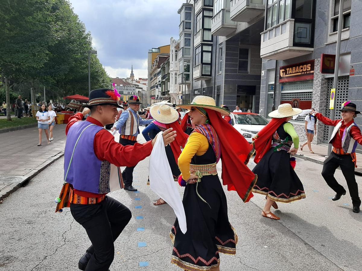 El desfile del Festival Folclórico internacional de Pola de Siero, en imágenes