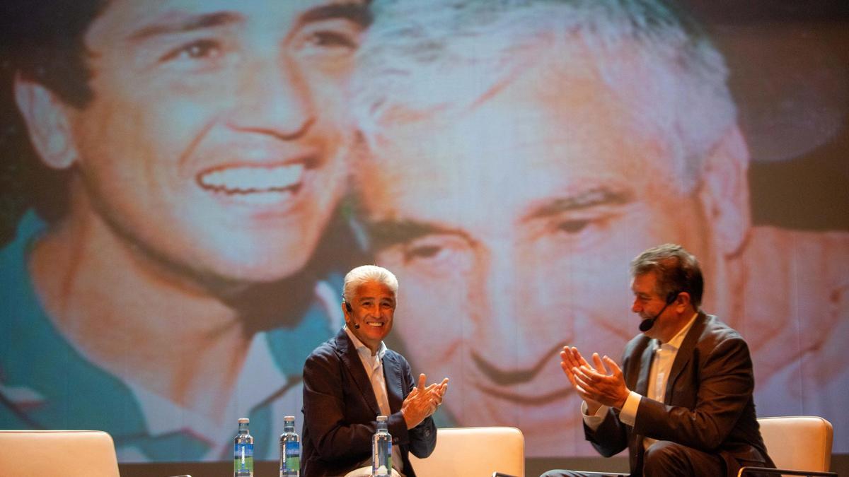 Bebeto y el concejal de Educación, ante una imagen del futbolista con Arsenio Iglesias durante su etapa en el Deportivo.