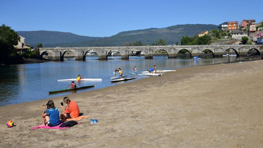 Peligrosas «zambullidas» al río obligan a tener más socorristas en Ponte Sampaio