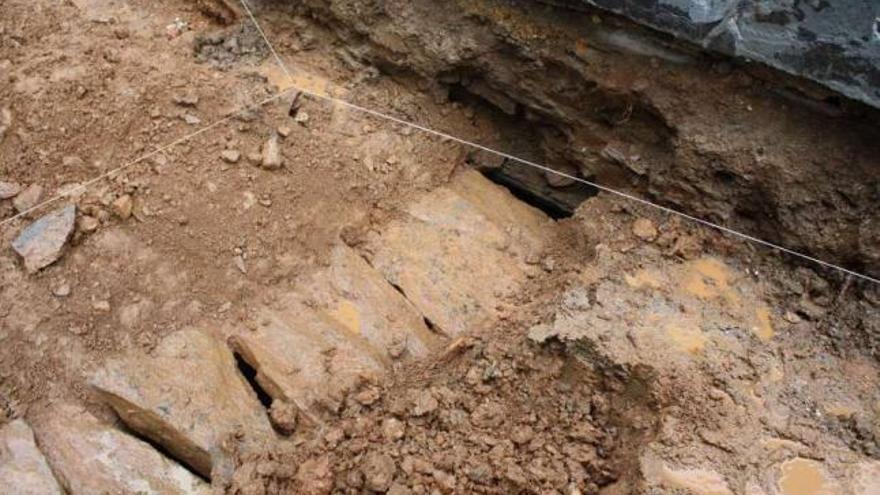 Estructura de piedras hallada al excavar en el &#039;campo da feira&#039; de Cambre y que podría ser romana. / la opinión