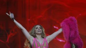 La cantante Melody durante su actuación en el recinto ferial de Antequera este sábado