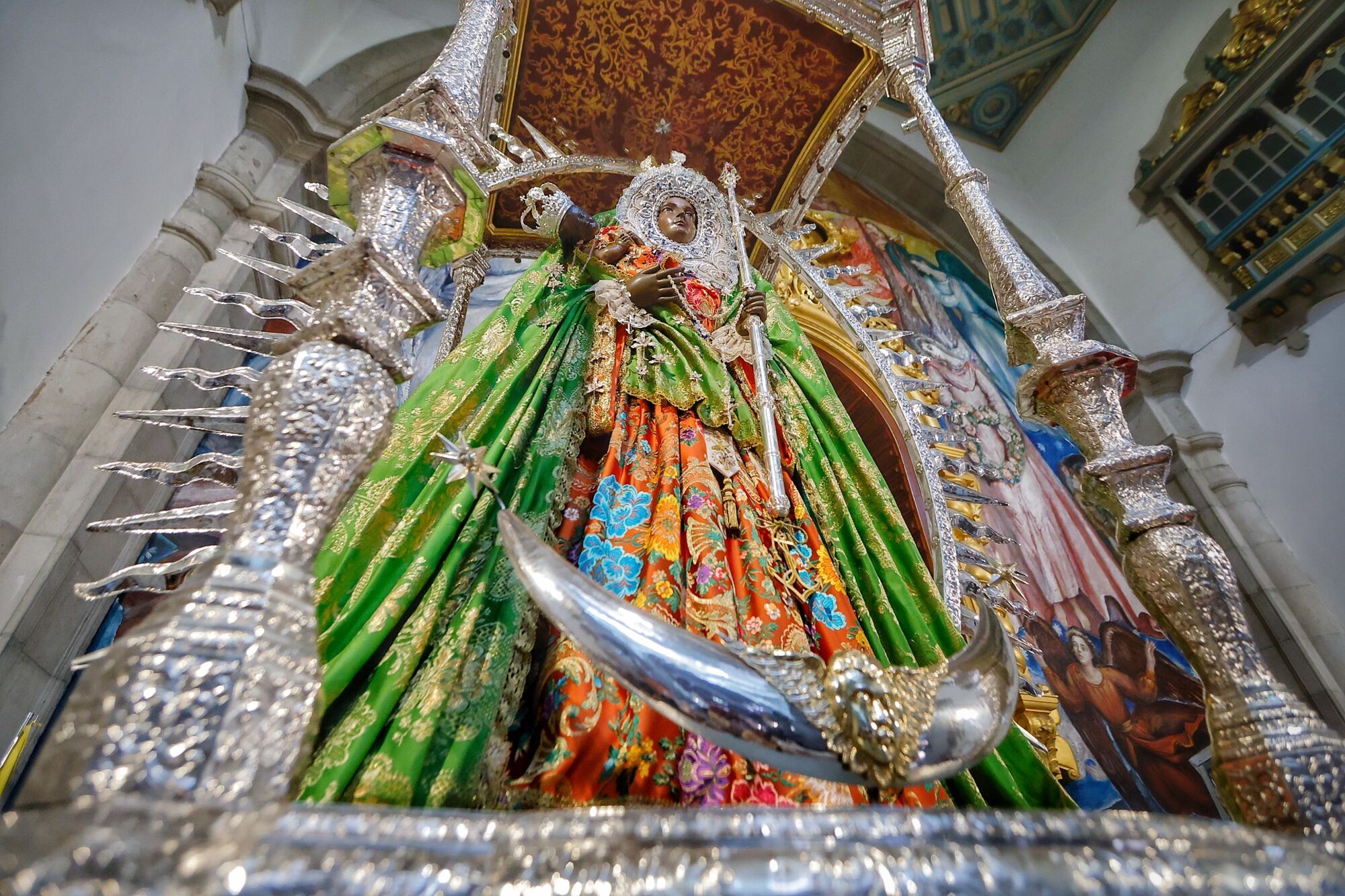Jaime Estévez se encarga de la preparación de la Virgen de Candelaria para su visita a Santa Cruz
