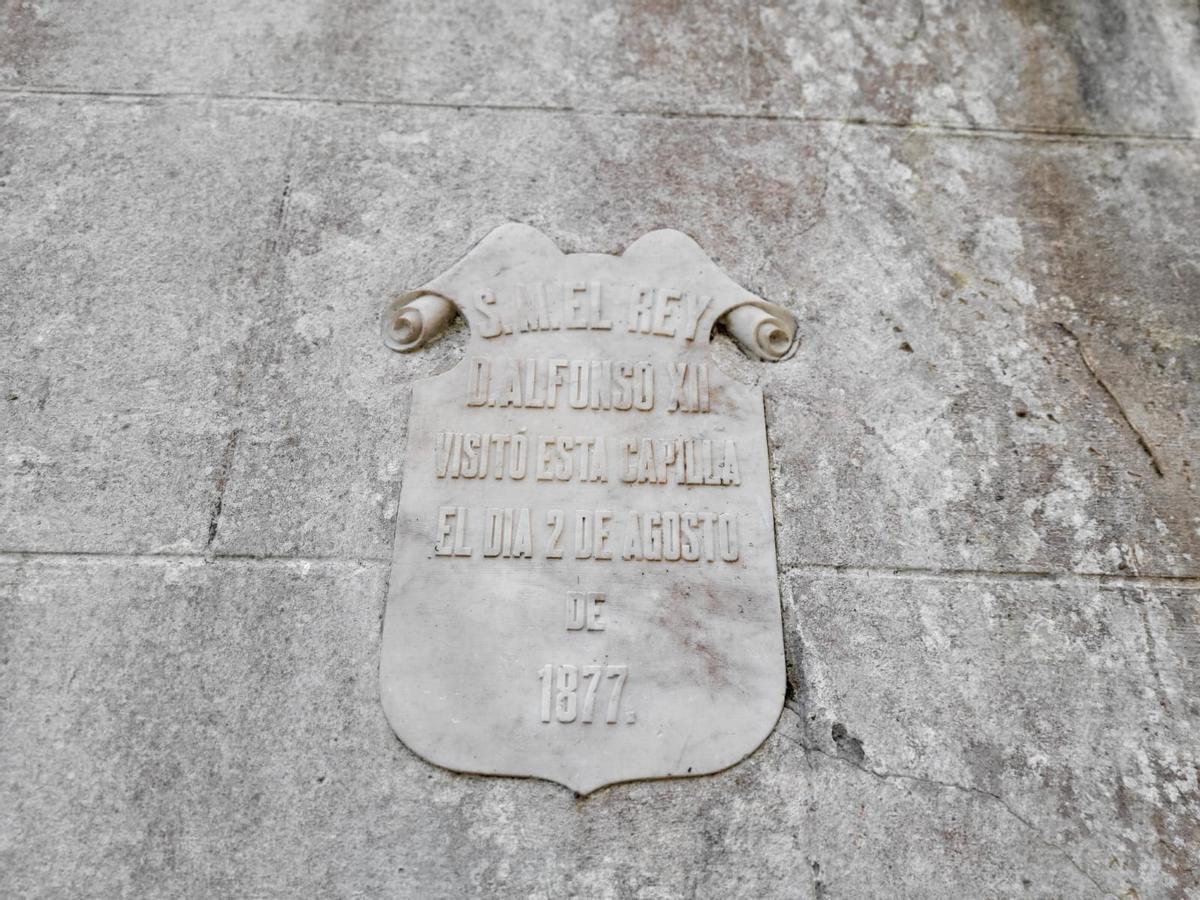 La placa que recuerda la visita del Rey en agosto de 1877.