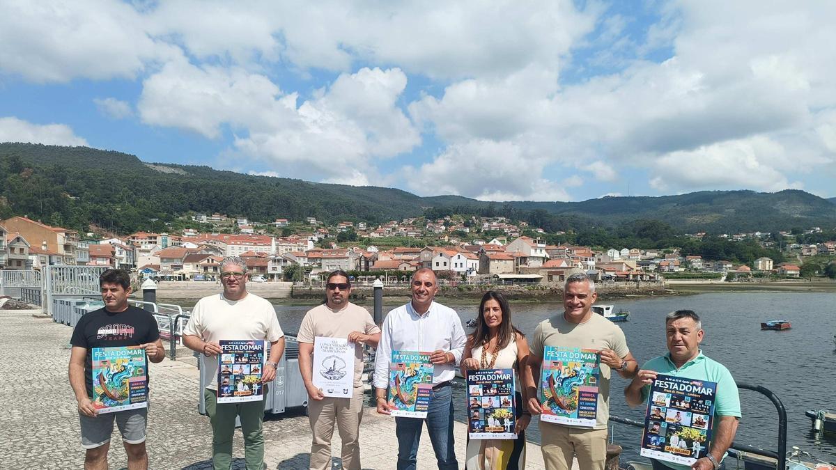 Ángel Moldes y su equipo presentan el cartel de Festa do Mar