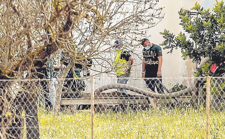 Los guardias vaciaron el aljibe de la casa.