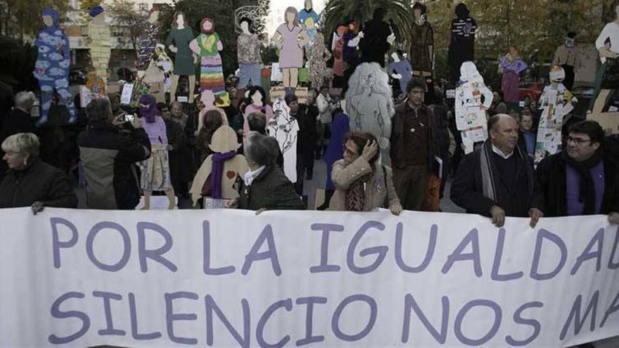 Extremadura rechaza en la calle el maltrato a la mujer y le muestra su apoyo