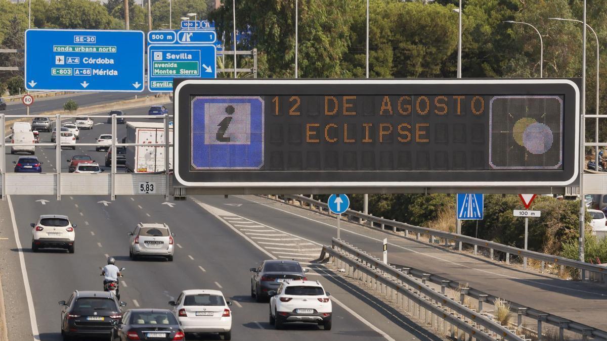 Cartel informativo de la DGT por el eclipse en una carretera española.