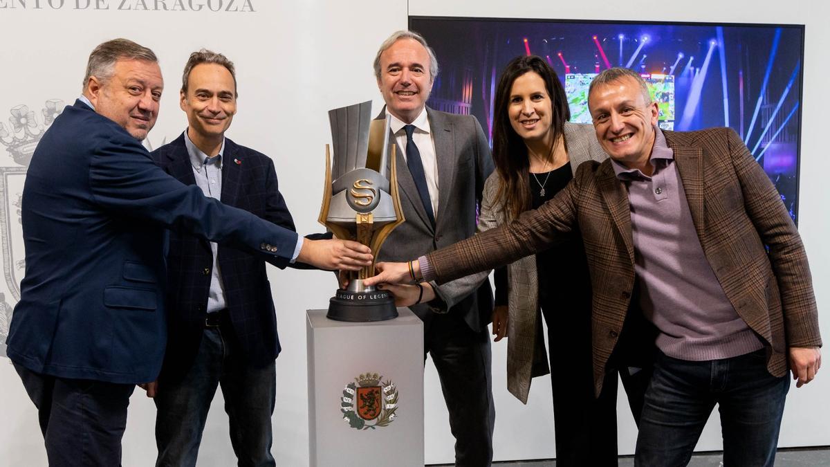 De izquierda a derecha, Jordi Soler, CEO de la Liga de Videojuegos Profesional (LVP), Jorge Azcón, alcalde de Zaragoza y Cristina García, entre otros, junto al trofeo de la Superliga de Primavera de League of Legends