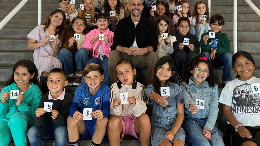 El concejal de Fiestas, Javier Caraballero, con los protagonistas de la gala infantil de las Fiestas de Mayo. | EL DÍA