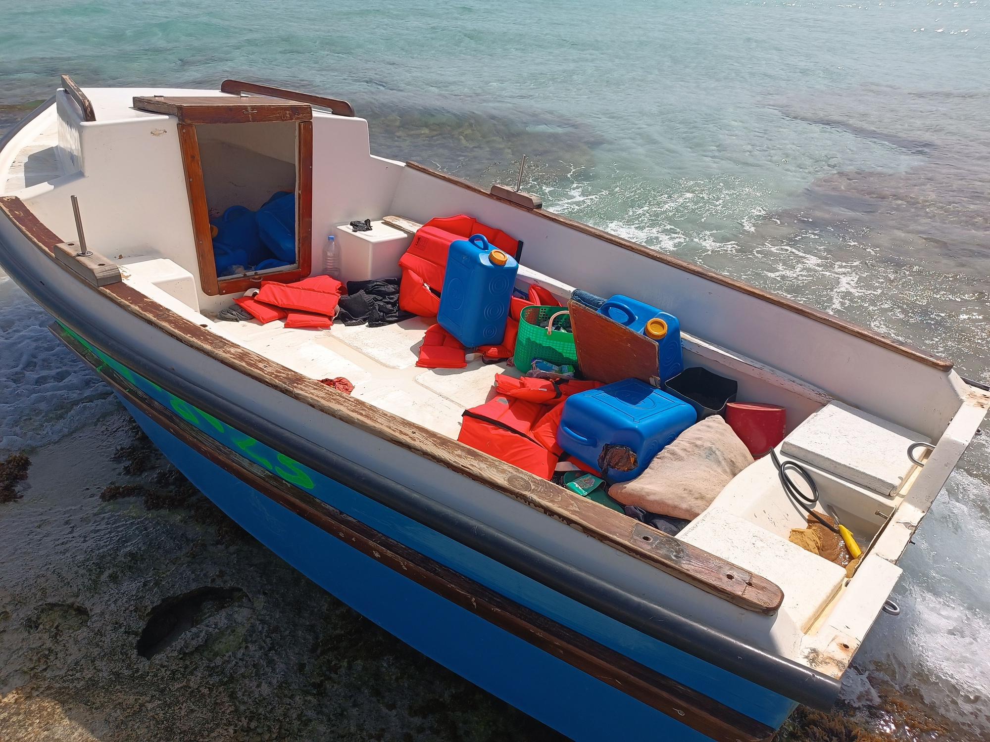 Patera llegada a Formentera con dos niñas de 4 y 5 años