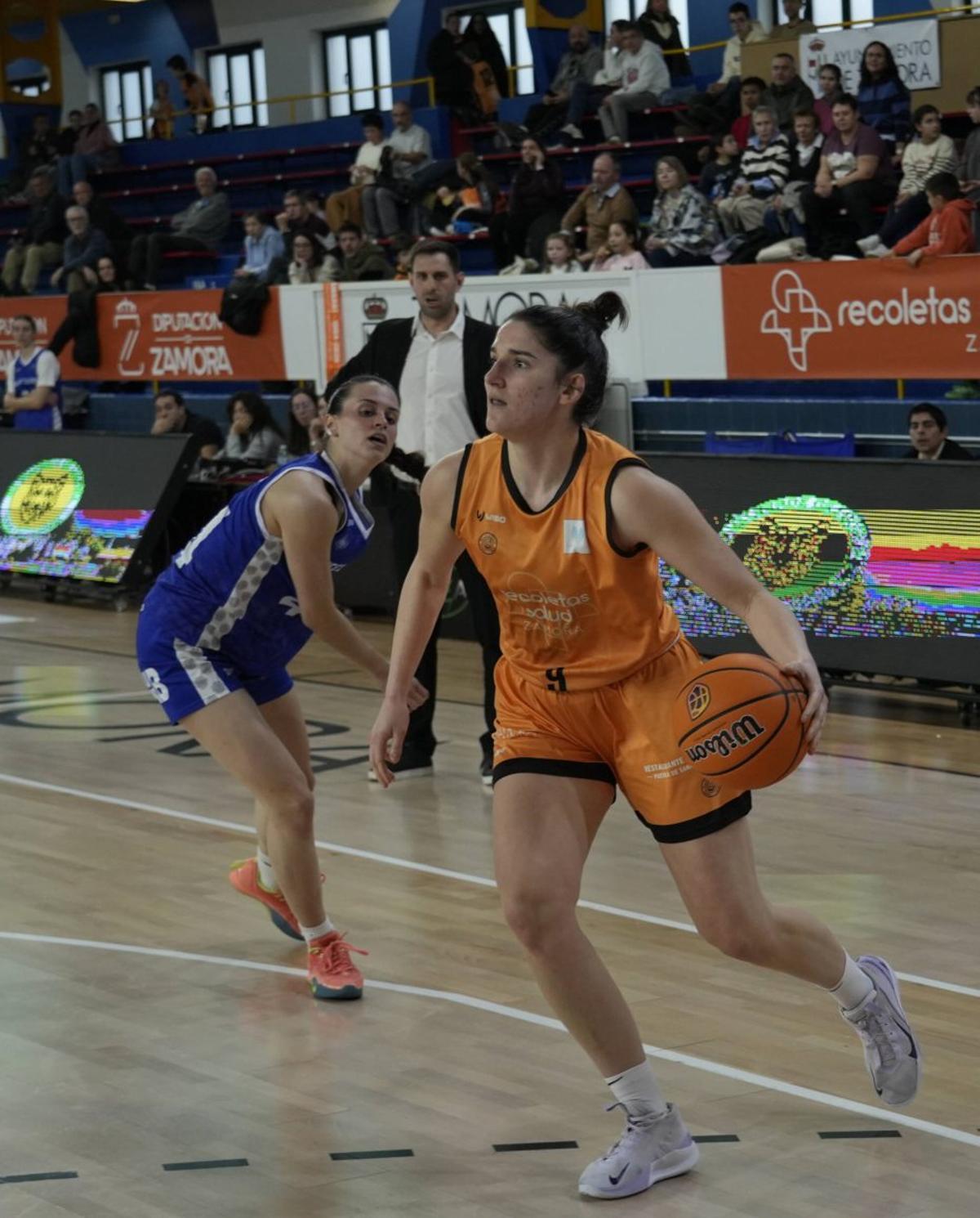 Ana Tainta, lesionada hoy, se prepara para penetrar hacia el aro rival. | J. L. F.