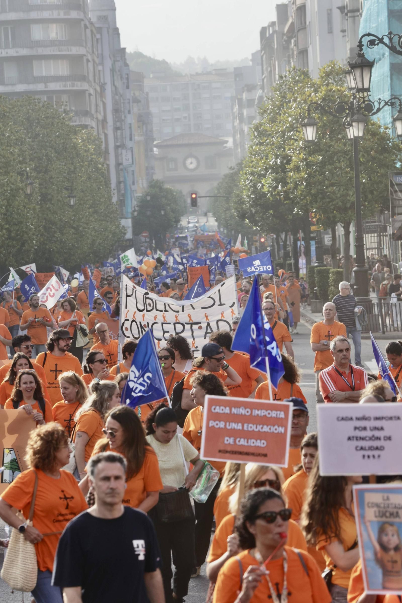 EN IMÁGENES | La marea naranja de profesores inunda Oviedo: manifestación de la escuela concertada