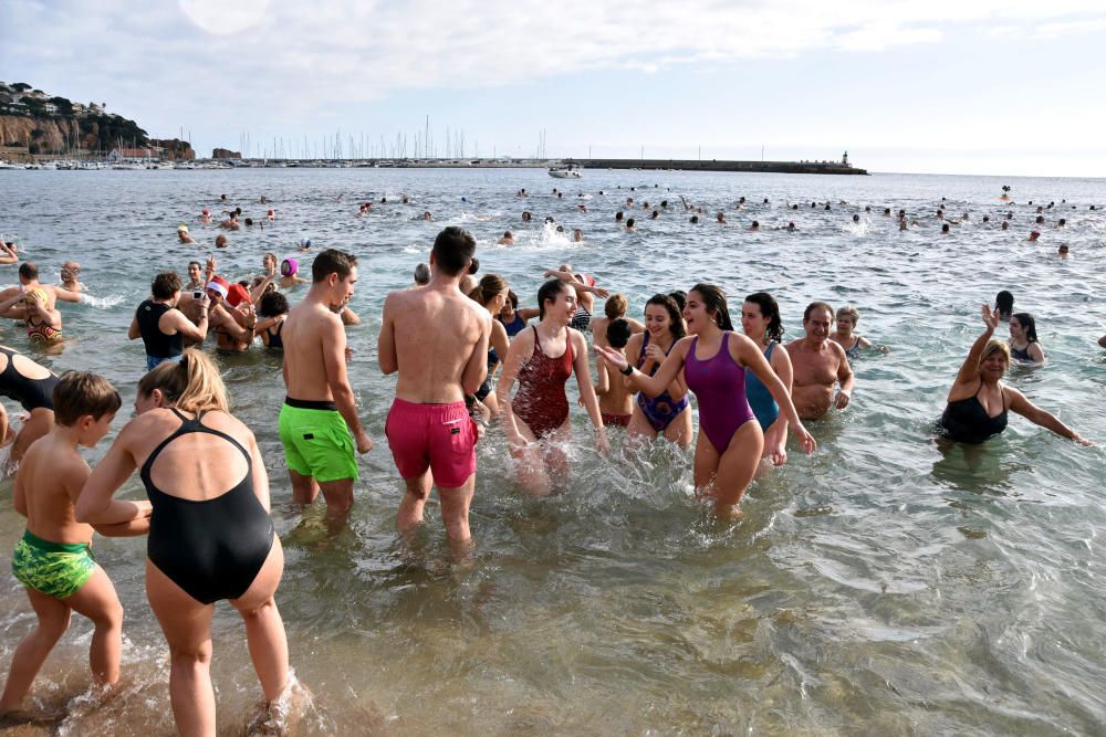 Primer bany de l'Any a Sant Feliu de Guíxols.