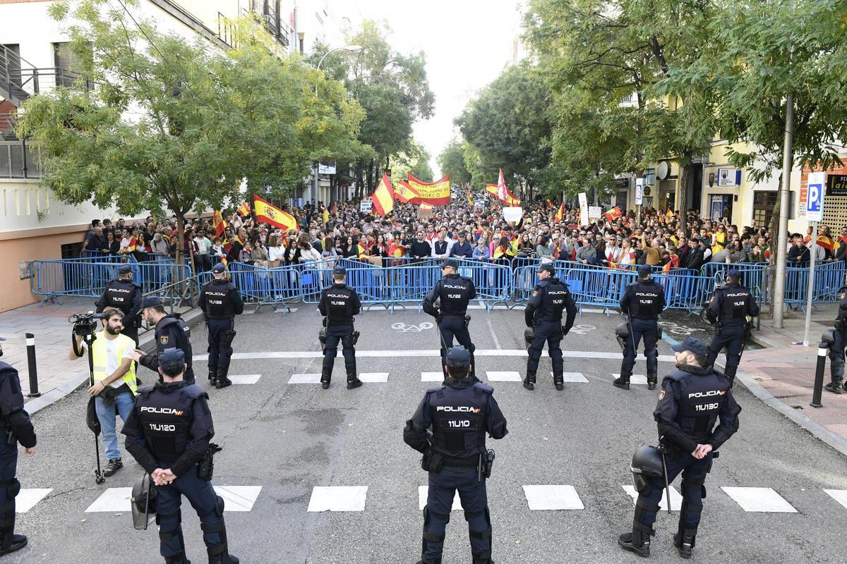 PROTESTAS FERRAZ | Nueva jornada de protestas frente a la sede del PSOE ...