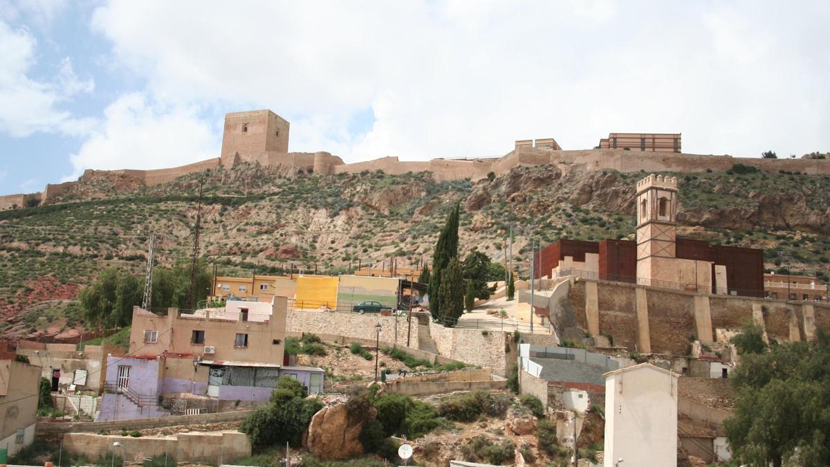 Panorámica del barrio de San Pedro con el Castillo al fondo.