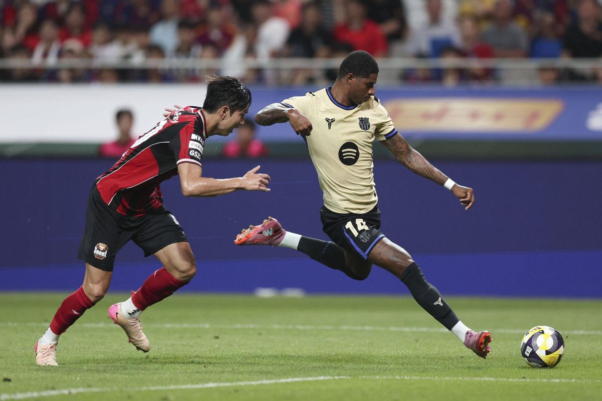 Rashford dispara con la izquierda en el amistoso frente al Seúl.