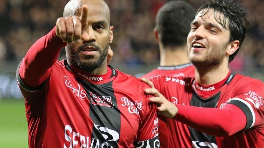 Jimmy Briand, a la izquierda, celebra uno de sus goles con el Guingamp.