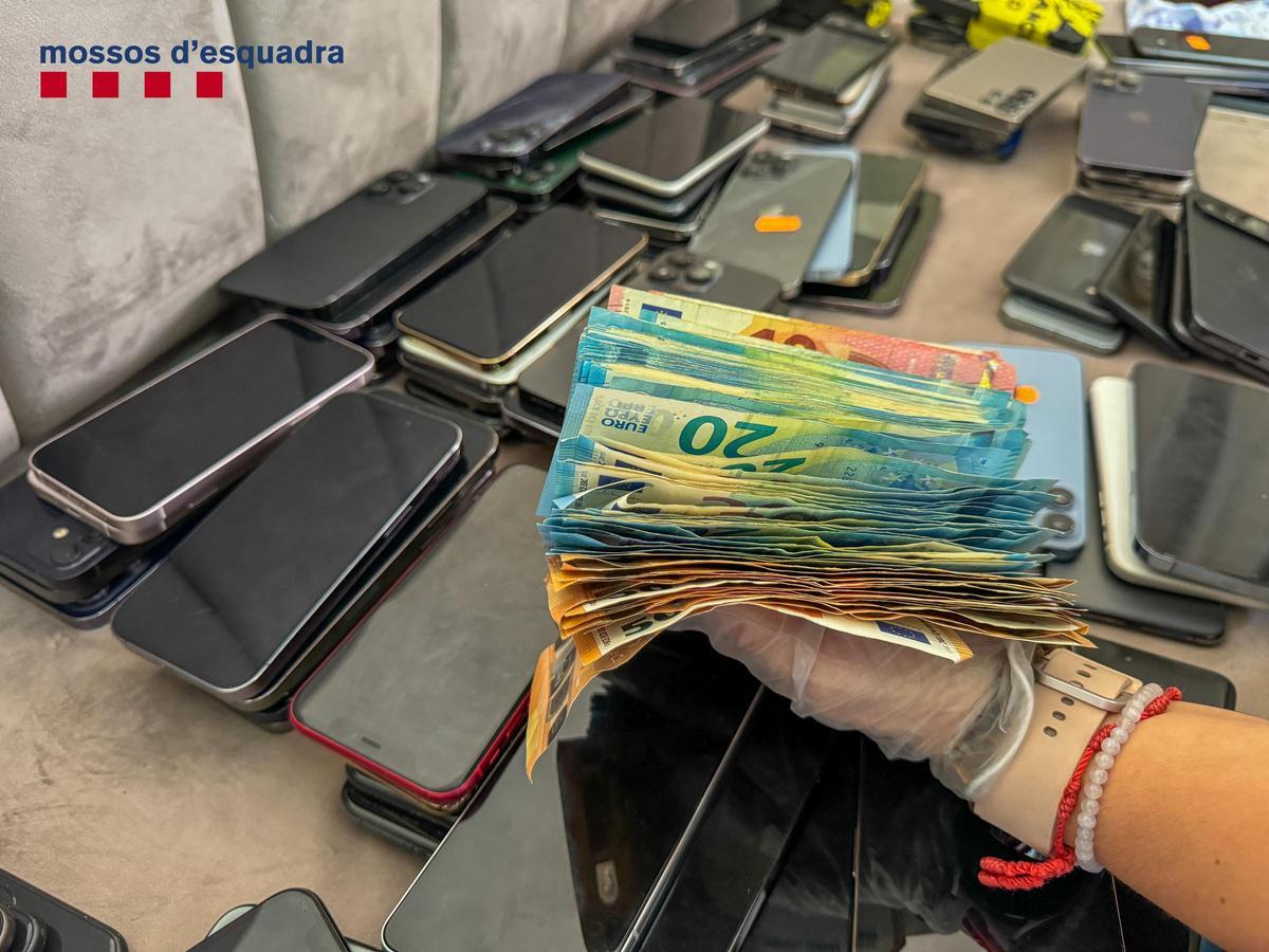 Imagen de los Mossos en una operación contra el robo de móviles y compra ilegal de esta mercancía