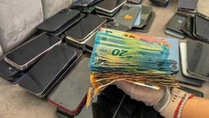 Imagen de los Mossos en una operación contra el robo de móviles y compra ilegal de esta mercancía