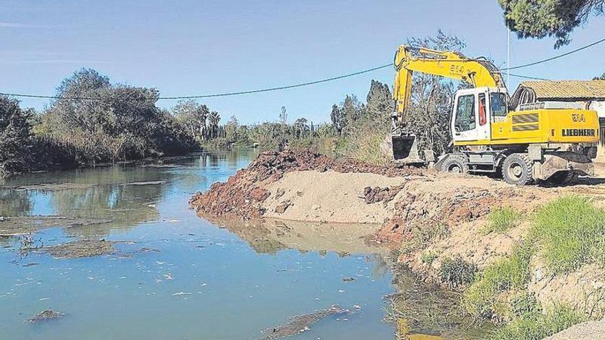 Las máquinas entran en el Clot de Burriana para construir la pasarela