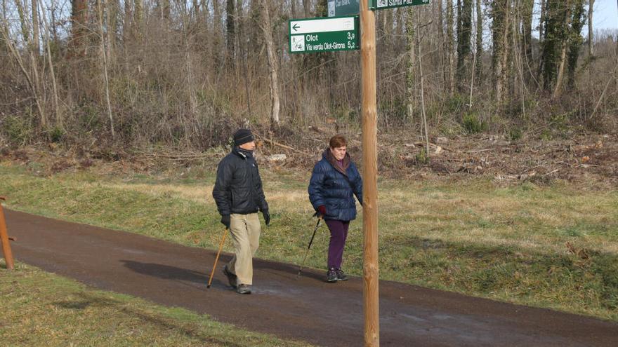 Una parella passejant per la Fageda d&#039;en Jordà aquest dissabte 23 de gener