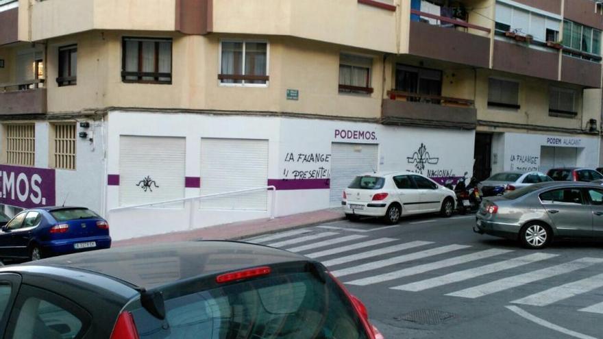Pintadas de la Falange en la nueva sede de Podemos en la ciudad de Alicante