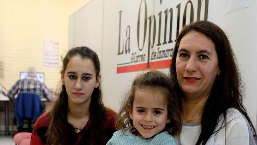 La pequeña Ana Belén, que nació con un tumor, con su madre y su hermana Sofía, ayer.