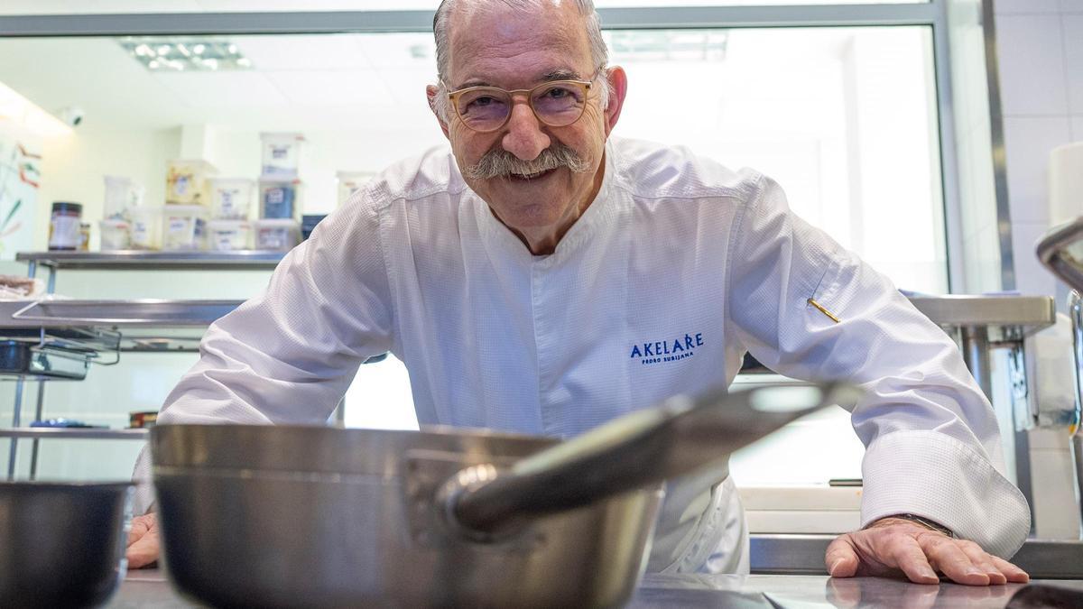 El cocinero Pedro Subijana posa durante una entrevista concedida a EFE en el restaurante Akelarre de San Sebastián con motivo del 50º aniversario de la renovación de la cocina vasca.
