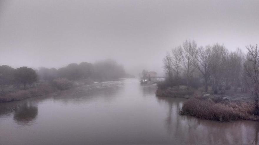 La niebla cubre las Aceñas de Cabañales.