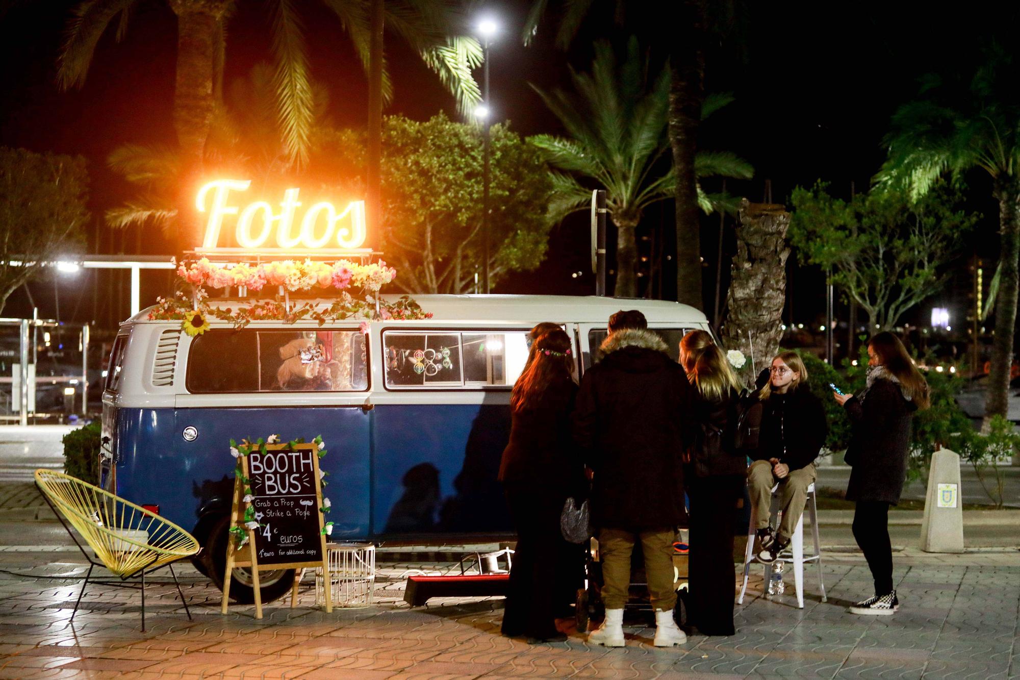 Encuéntrate en nuestra galería de fotos de la fiesta Flower Power de Sant Antoni