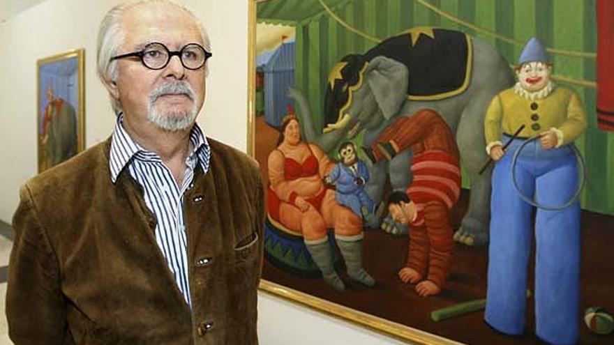 Fernando Botero, ayer frente a dos de sus obras de la serie &quot;Abu Ghraib&quot; que se puede visitar en Vigo hasta el 1 de febrero.