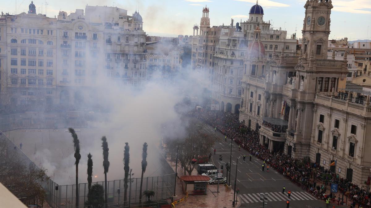 El ayuntamiento pide no comer ni beber en la mascletà para no quitarse la mascarilla