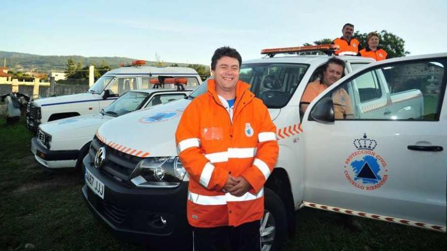 La unidad de voluntarios de Ribadumia cuenta con el primer vehículo financiado por la Xunta tras 16 años de servicios. // I. Abella