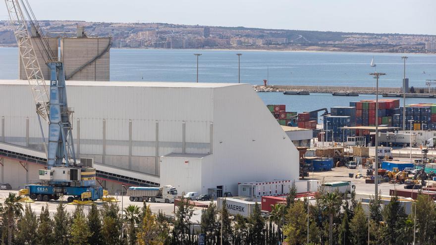 El puerto de Alicante recupera tráfico de mercancías gracias al aumento de los graneles