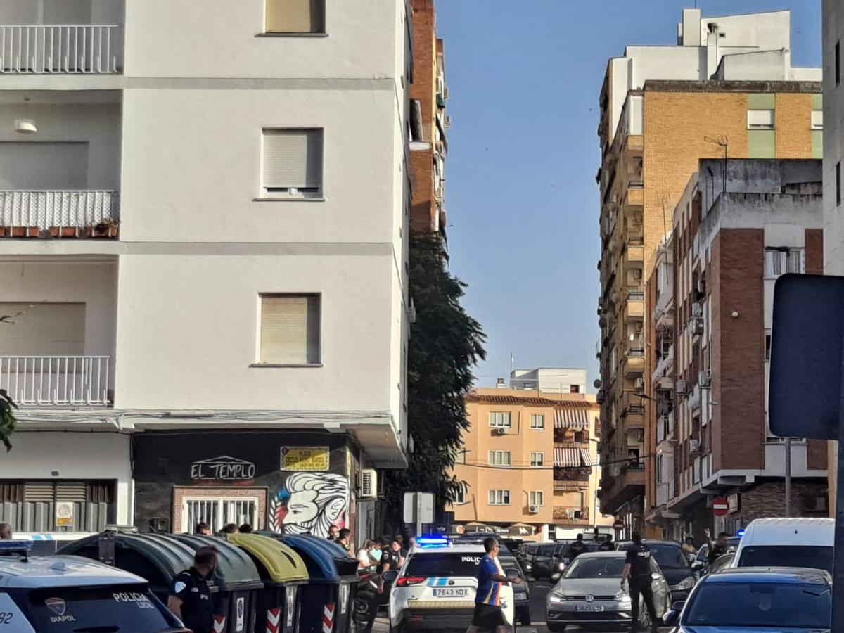 Imagen del operativo de Policía Local de Badajoz para detener a los dos ocupantes de una motocicleta de gran potencia.