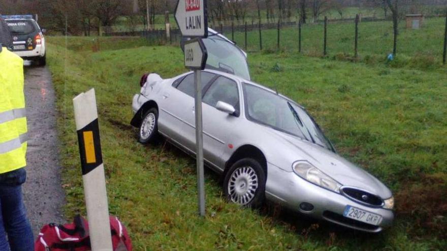 El coche en el que viajaban los jugadores del Herdeiros de Dhais, ayer, tras el accidente.