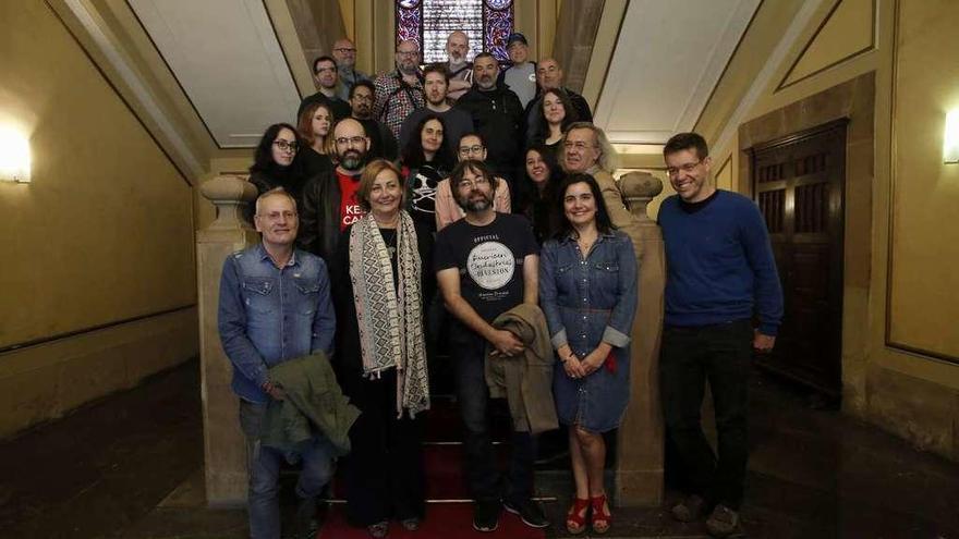 Foto de familia de los autores y organizadores de las Jornadas del Cómic, ayer, en las escaleras del Ayuntamiento de Avilés, con Mariví Monteserín y Yolanda Alonso en primera fila.