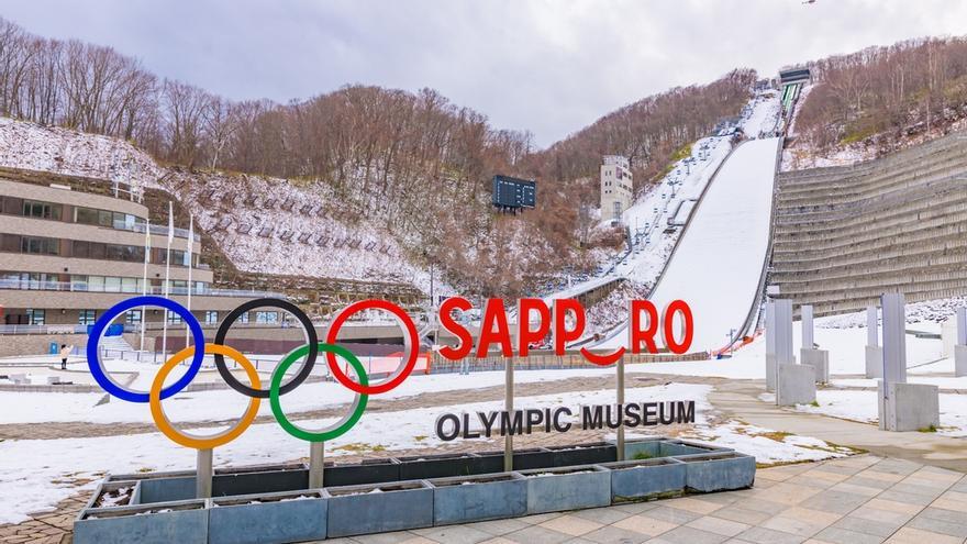 Estadio Okurayama Ski Jump con el cartel del Museo Olímpico de Sapporo en la ciudad de Sapporo, Hokkaido, Japón.